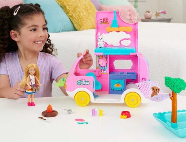 Barbie Chelsea 2-In-1 Camper Playset With Chelsea Small Doll, 2 Pets & 15 Accessories HNH90 - Image 2
