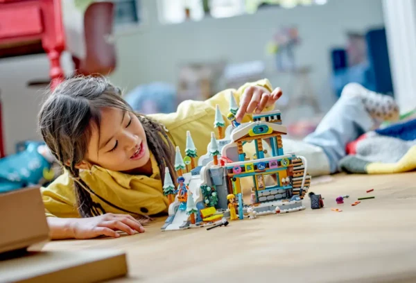 LEGO FRIENDS HOLIY SKI SLOPE AND CAFE (41756) - Image 5