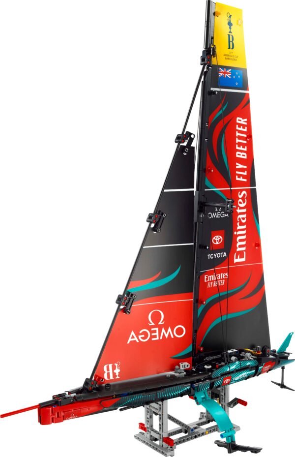 LEGO TECHNIC EMIRATES TEAM NEW ZEALAND AC75 YACHT (42174) - Image 2