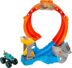 Hot Wheels Monster Trucks Corkscrew Shark Smash Monster Truck and Track Playset JFR08