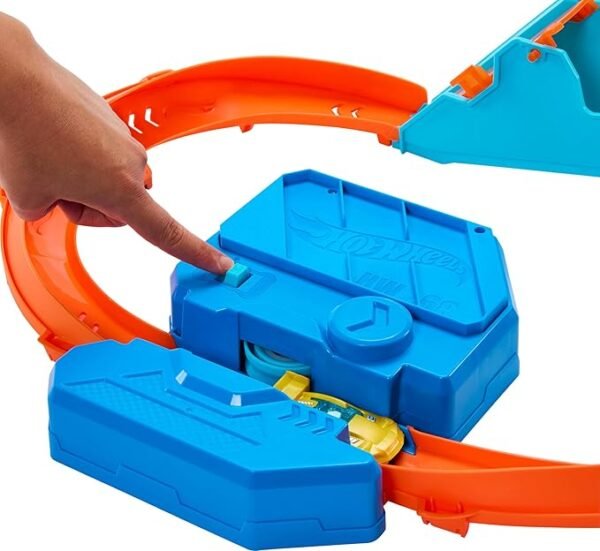 Hot Wheels Deluxe Circuit Building Kit with Motorized Thruster, 1/64 Scale Vehicle and Speed Snap Track JDB49 - Image 3